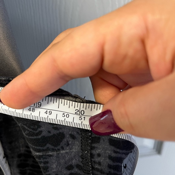 Under Armour Women’s Tie Dye Fitted Tank Size L - Picture 3 of 3